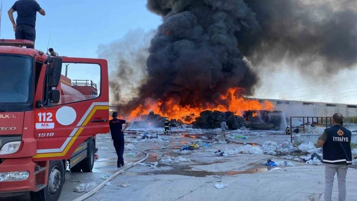 Geri dönüşüm tesisi alev alev yanıyor
