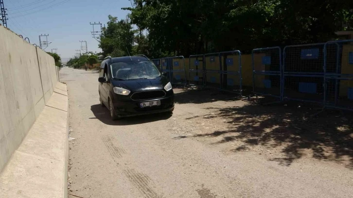 Gevaş İlçe Emniyet Amirliği önündeki yol 6 yıl aradan sonra tekrar ulaşıma açıldı
