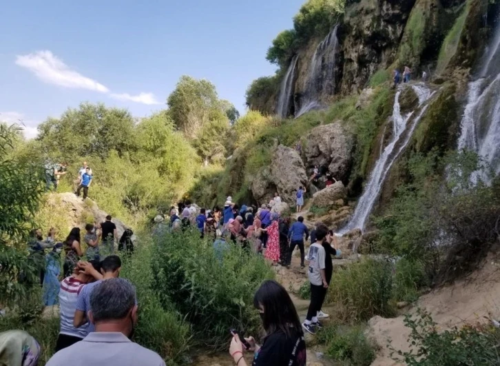 Girlevik Şelalesi’ne ziyaretçi akını
