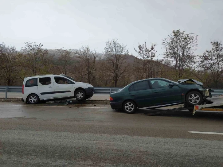 Gizli buzlanma kazaları beraberinde getirdi: 4 yaralı
