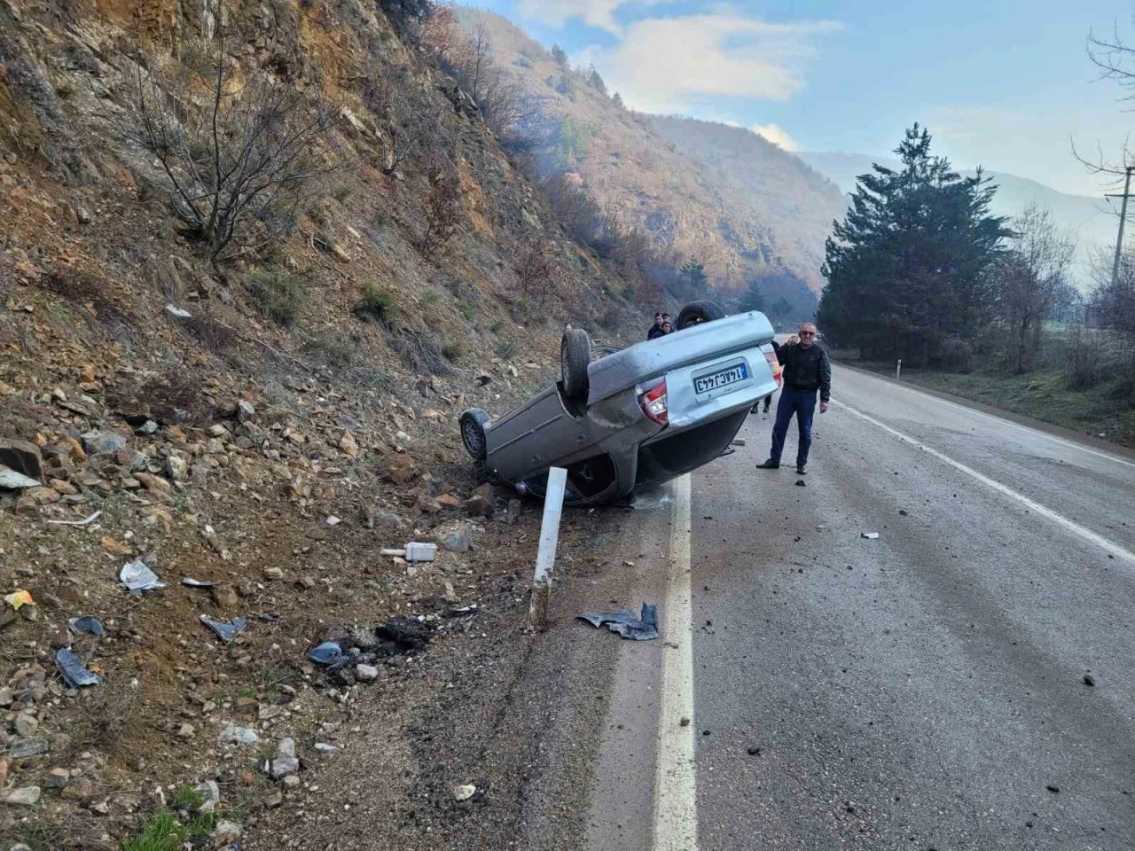 Gizli buzlanma nedeniyle kontrolden çıkan otomobil tepetaklak oldu
