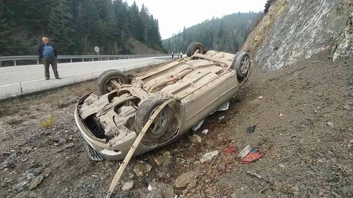 Gizli buzlanma sebep oldu: Takla atan otomobildeki 5 kişi yaralandı
