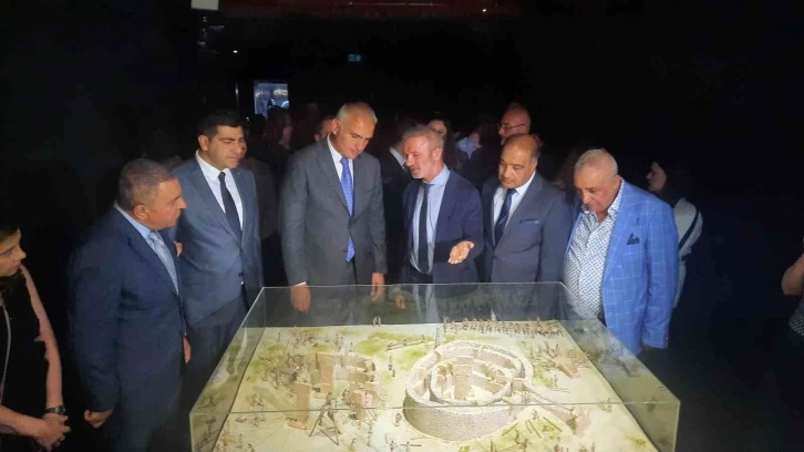 Göbeklitepe sergisini gezen Bakan Ersoy: “Hedefimiz, 5 yıl içerisinde 5 milyon yabancı ziyaretçiye ulaşmak”
