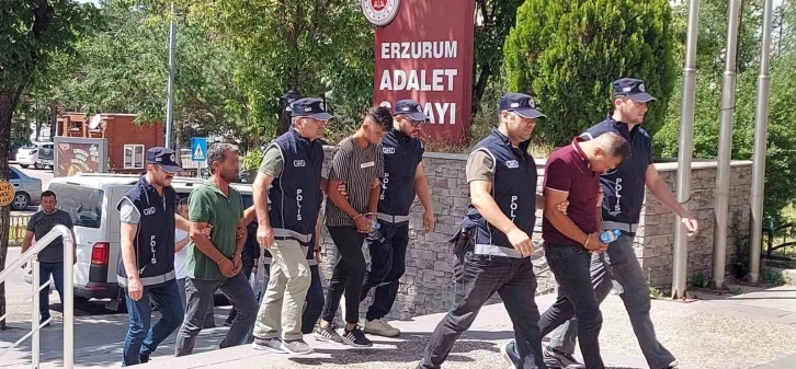 Göçmen kaçakçılığı yapan şahıslar polisten kaçamadı
