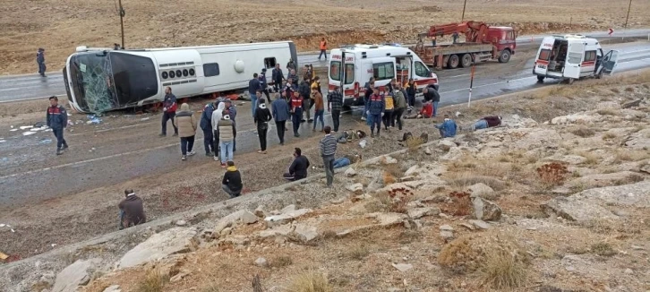 Göçmenleri taşıyan otobüs devrildi ilk belirlemelere göre 3 kişi öldü çok sayıda kişi yaralandı
