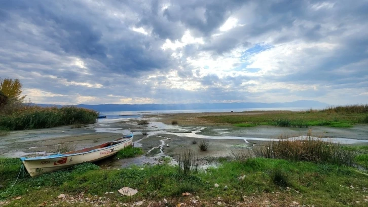 Göl çekildi, tekneler karada kaldı
