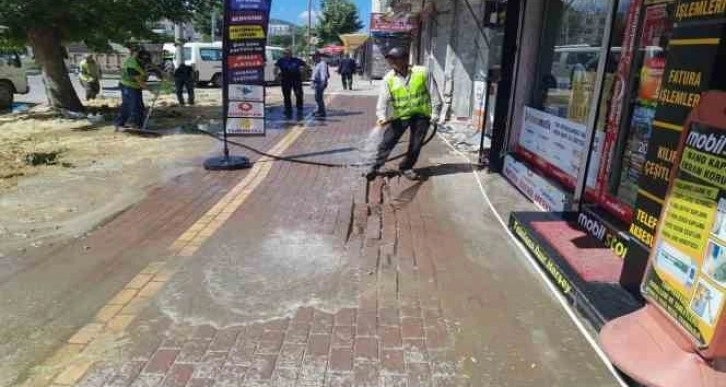 Gölbaşı Belediyesi, cadde ve sokakları temizliyor