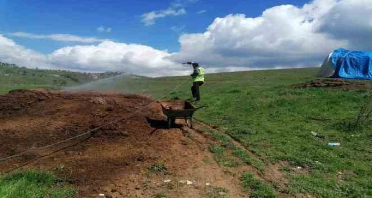 Gölbaşı Belediyesi larva ile mücadele ediyor