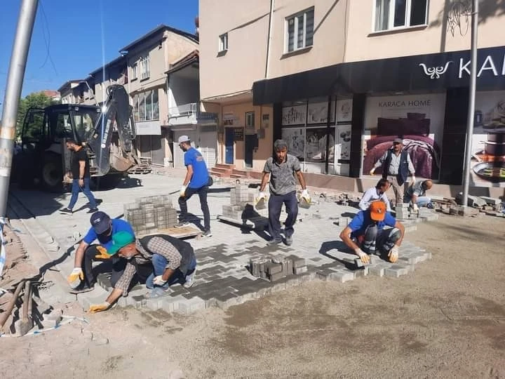 Gölbaşı ilçesinde caddelere kilitli parke taşı döşeniyor
