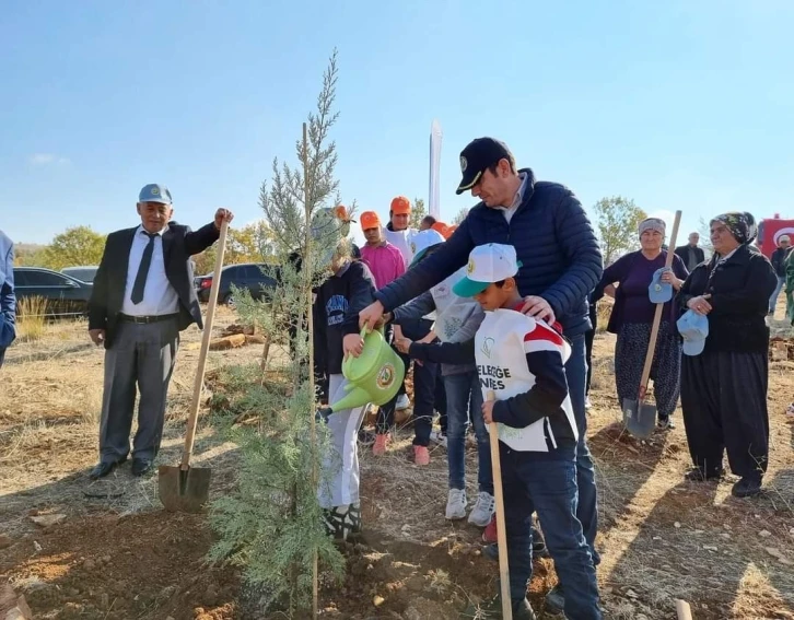 Gölbaşı ilçesinde fidanlar toprakla buluşturuldu
