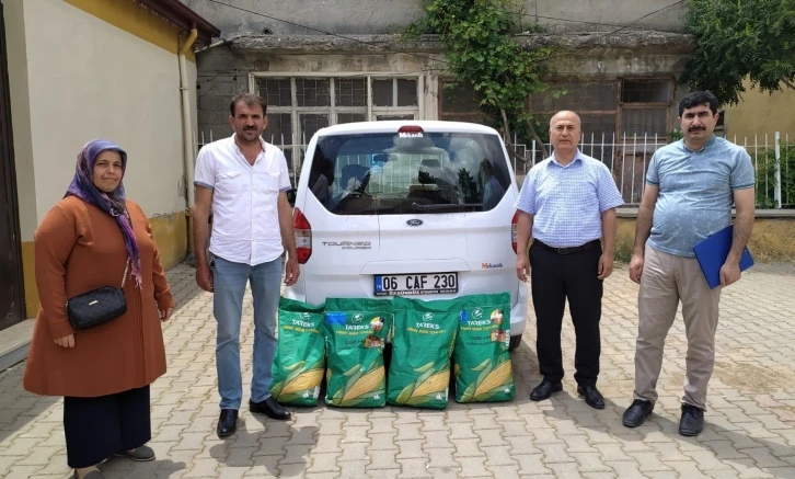 Gölbaşı ilçesinde üreticilere gübre ve tohum dağıtımı yapıldı
