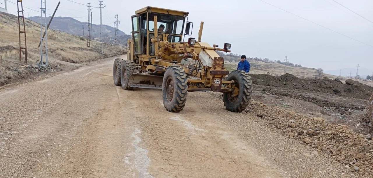 Gölbaşı ilçesinde yollar onarılıyor