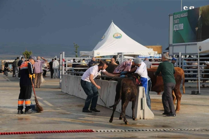 Gölbaşı Kurban Satış ve Kesim Tesisi’nde vatandaşlara belediyeden yemek ikramı
