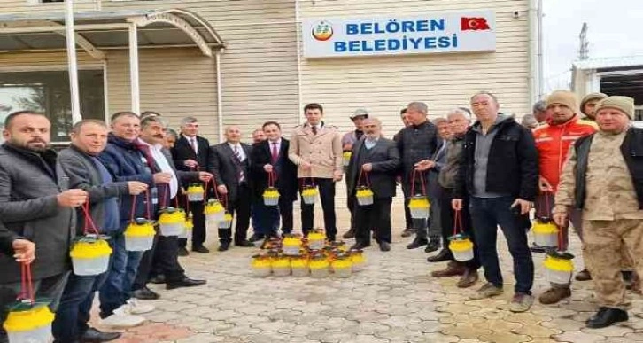 Gölbaşı’nda çiftçilere feromon tuzak dağıtımı yapıldı