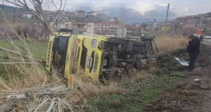 Gölbaşı’nda hurda yüklü tır devrildi