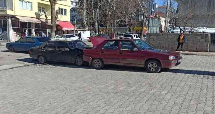 Gölbaşı’nda otomobiller çarpıştı