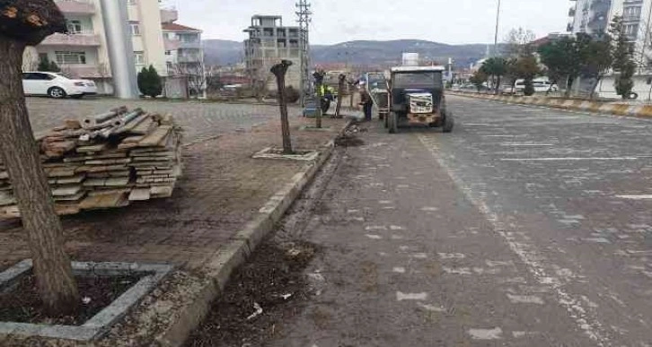 Gölbaşı’nda yağmur kanallarını temizliyor