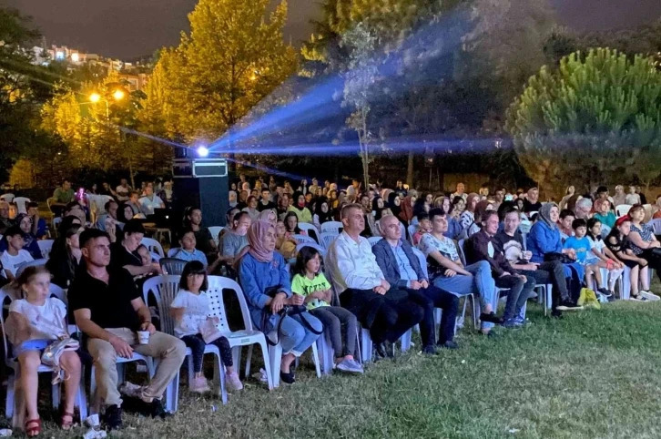 Gölcük’te açık hava sinemasına yoğun ilgi
