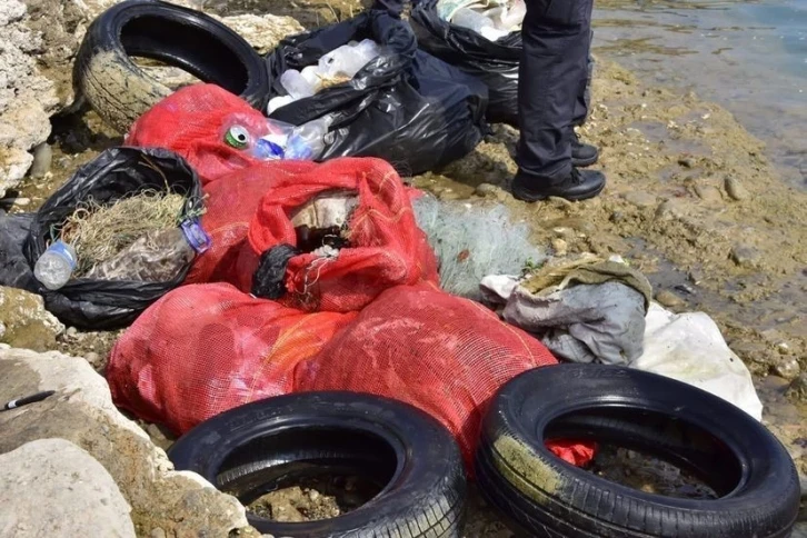 Gölden araba lastiği, plastik ve cam çıktı
