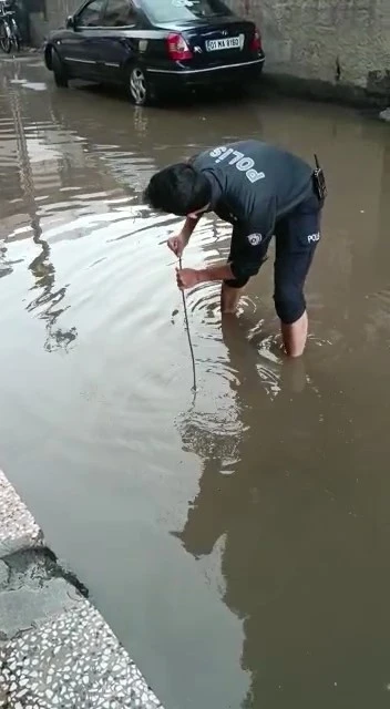 Göle dönen sokağı komiser açmaya çalıştı
