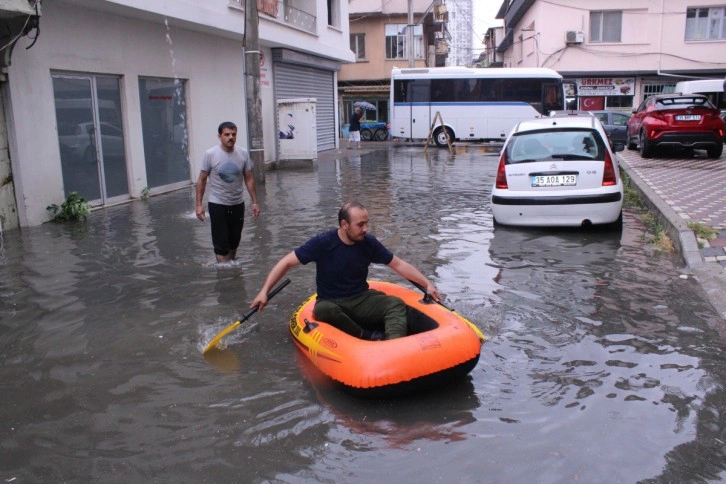 Göle dönen sokaktan botla geçti