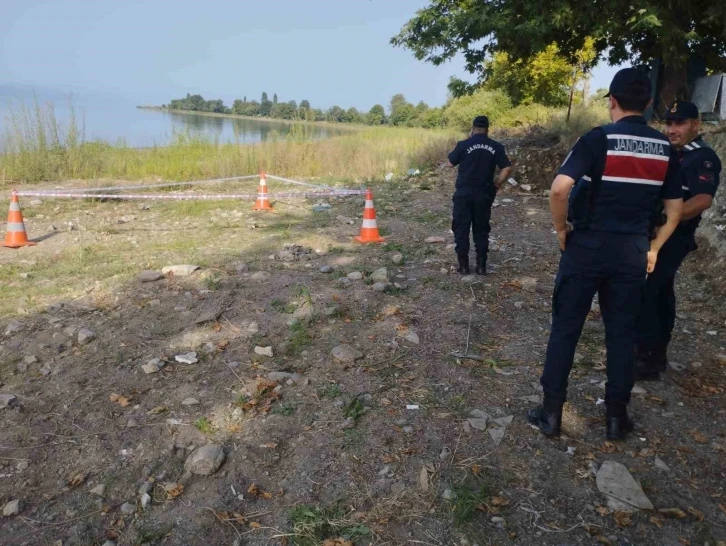 Gölün içinde patlamamış el bombası bulundu
