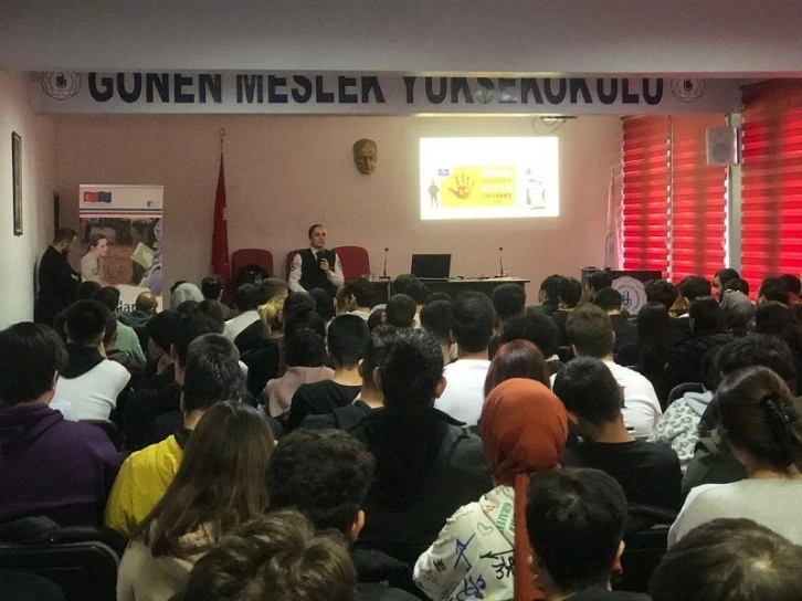 Gönen’de "Aile İçi ve Kadına Yönelik Şiddetle Mücadele" eğitimi verildi
