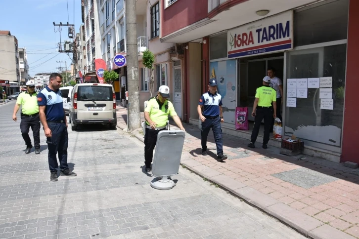 Gönen’de sokak ve caddelere tabela koyanlar uyarıldı
