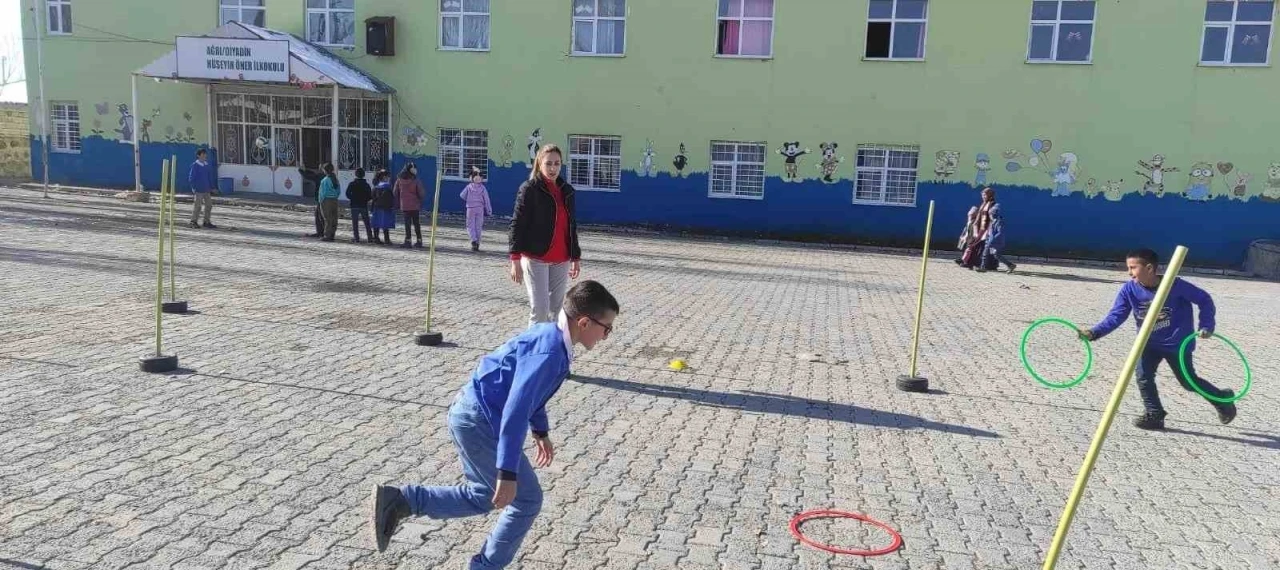 Gönüllü gençler öğrencilerle oyun oynadılar
