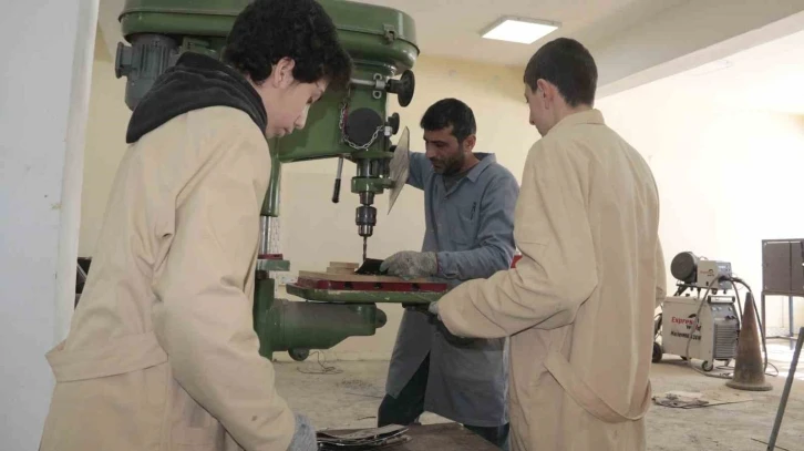 Gönüllü öğretmen ve öğrenciler yaptıkları 100 adet sobayı deprem bölgesine yollayacak
