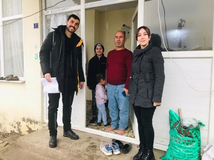 Gönüllü öğretmenler köy köy gezerek çocukları okula kazandırıyor
