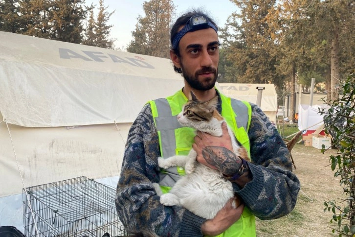 Gönüllü olarak gittiği deprem bölgesinde 50’nin üzerinde hayvanı kurtardı