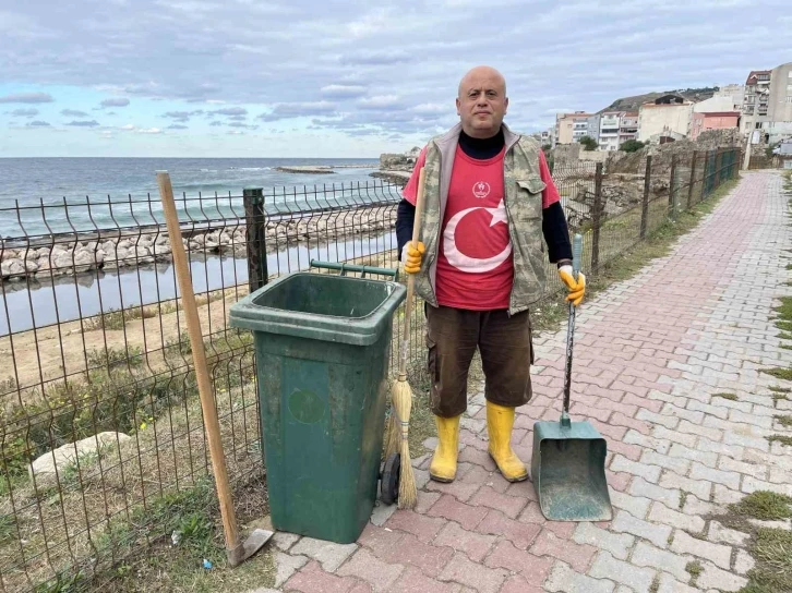 Gönüllü olarak mahalleyi temizliyor: "Sevabına yapıyorum"
