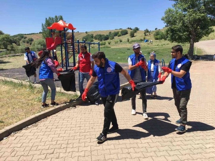 Gönüllüler çevre temizliği yaptı
