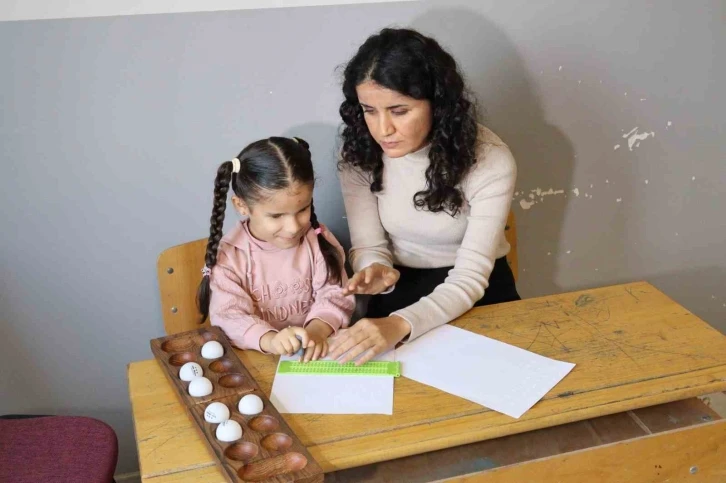 Görme engelli öğretmen, görme engelli minik Fatmanur’un ışığı oldu
