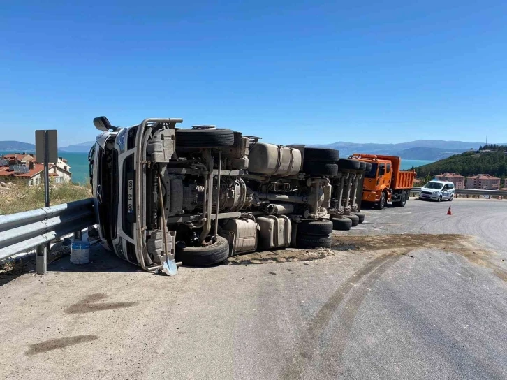 Gübre yüklü kamyon yan yattı
