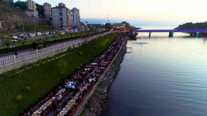 Gülüç’te 5 bin kişi muhteşem manzara eşliğinde birlikte iftar açtı
