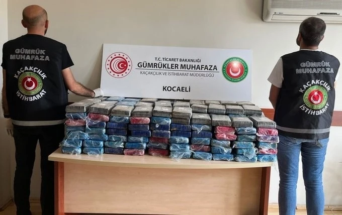 Gümrük Muhafaza ekipleri 226,9 kg esrar ile 246,8 kg kokain ele geçirdi
