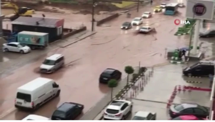 Gümüşhane'de şiddetli sağanak su baskınlarına neden oldu