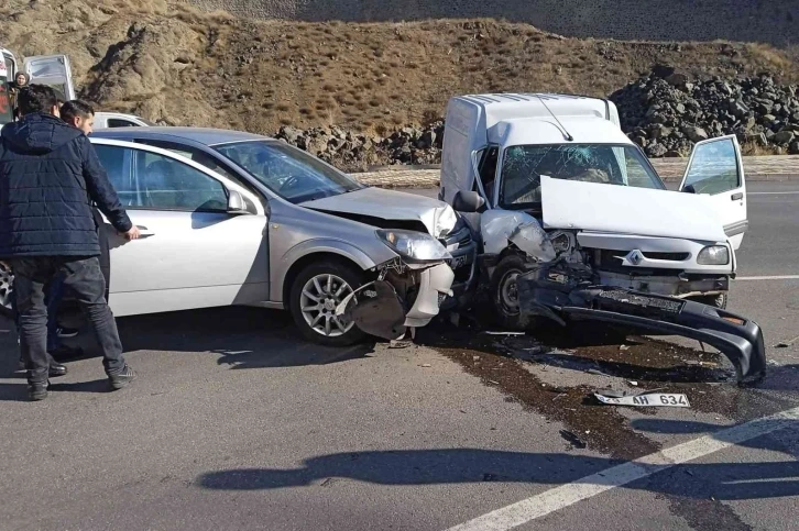 Gümüşhane’de trafik kazası: 3 yaralı
