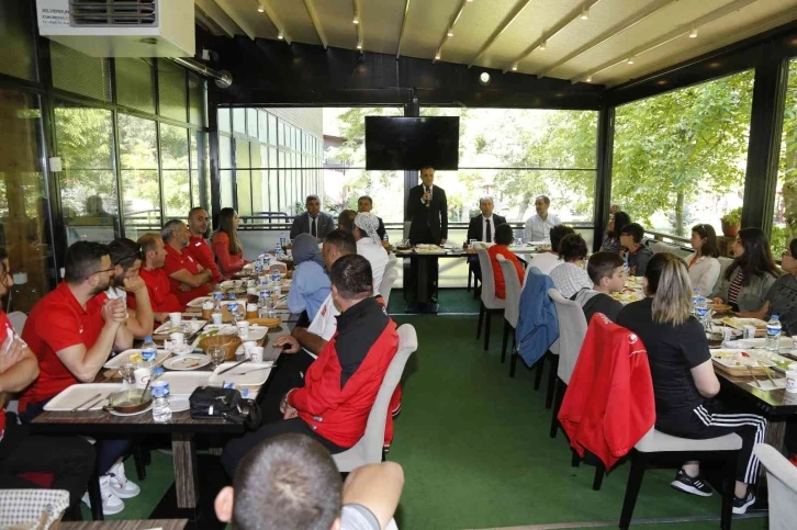 Gümüşhane’de yarıştıkları branşlarda başarı gösteren sporcular kahvaltıda buluştu
