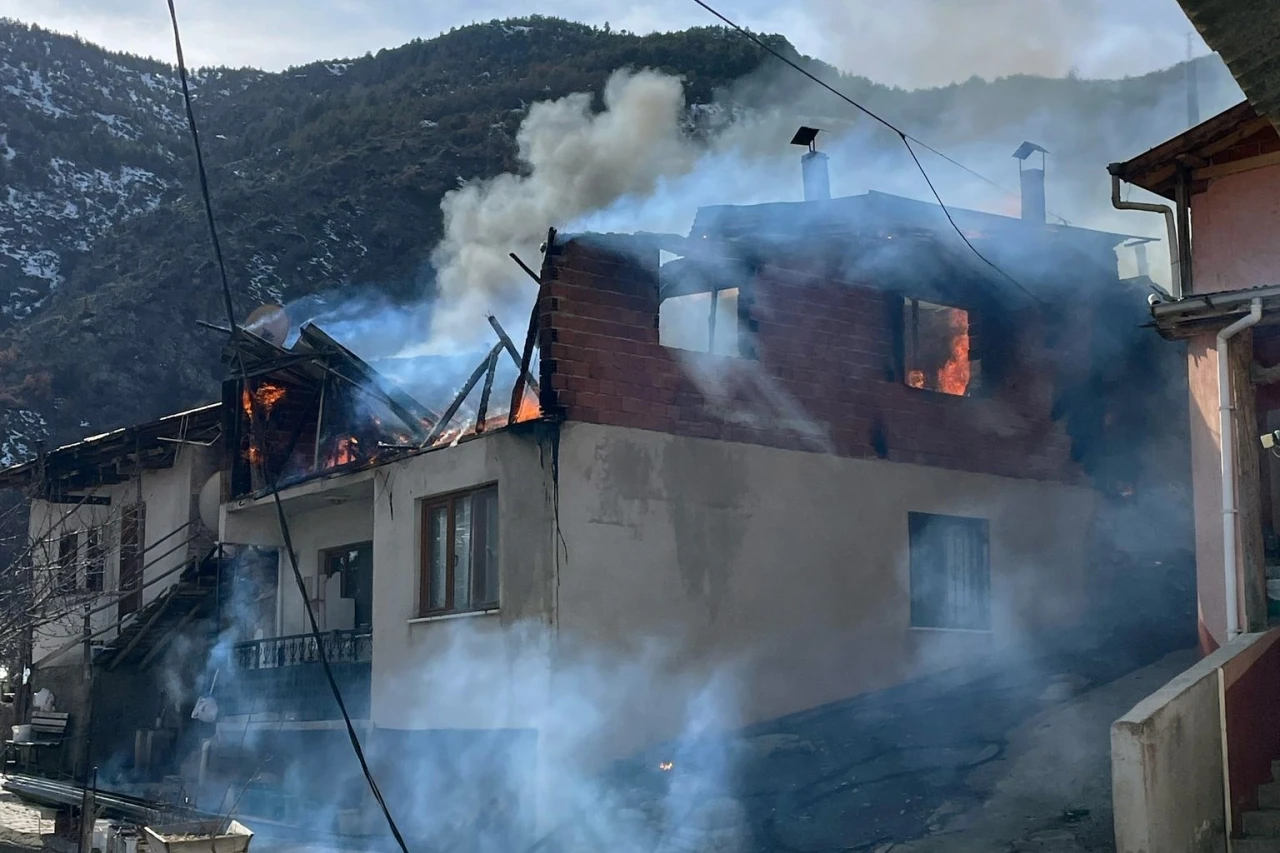 Gümüşhane’deki yangında 2 çatı ve 1 ambar kül oldu
