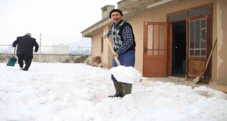 Gündelik işçiler kar mesaisinde