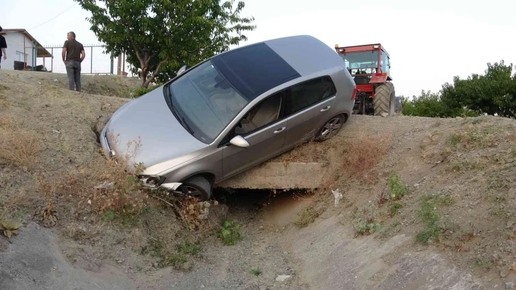 Güneş gözünü alınca virajı alamadı, sulama kanalında asılı kaldı
