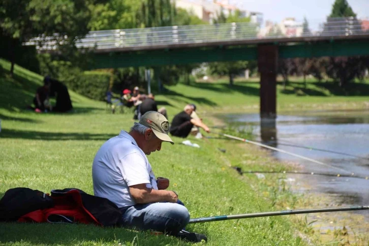 Güneş yüzünü gösterdi, Porsuk balıkçıları oltalarını salladı
