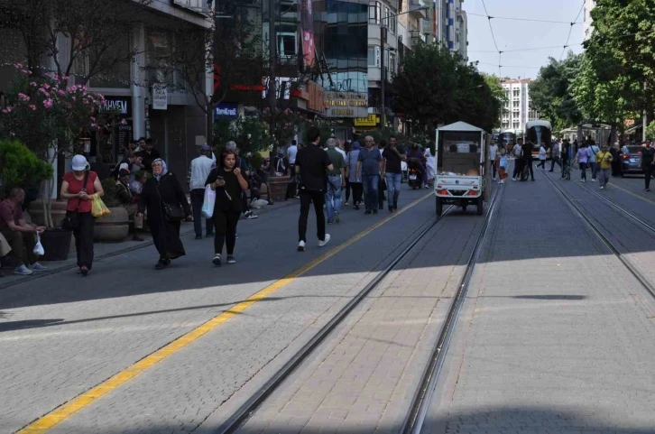 Güneşli alanlardan kaçınan vatandaşlar gölgelerde kalabalık oluşturdu
