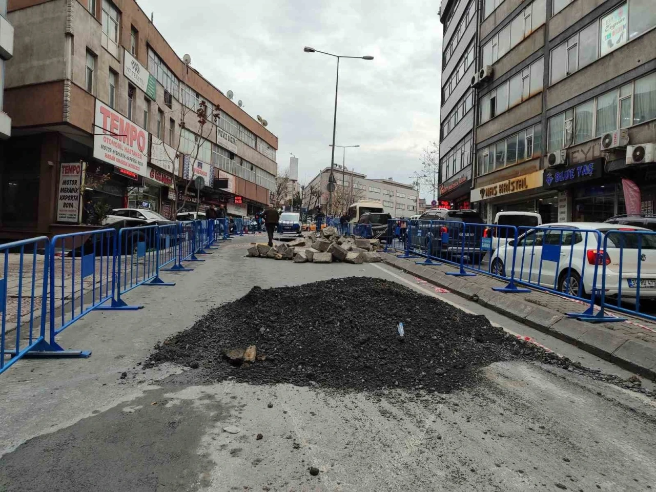 Güngören’de çöken yol hala trafiğe açılmadı, esnaf mağdur oldu
