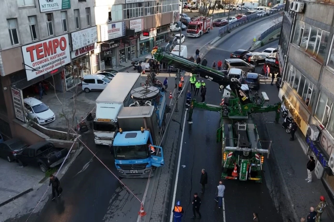 Güngören’de yol çöktü, 2 kamyon çukura düştü
