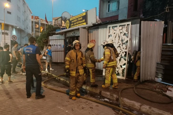 Güngören'de ikinci el eşya dükkanı alev alev yandı