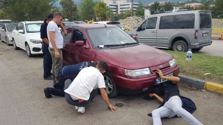 Günlerdir park halinde olan otomobilin motoruna giren yavru kedi kurtarıldı
